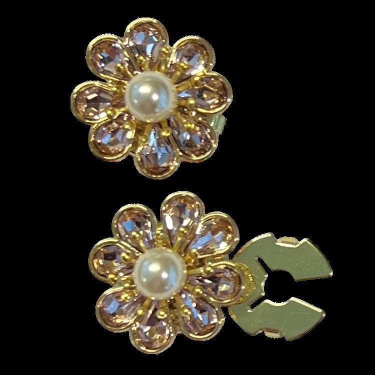 Lyserosa blomst med hvit perle