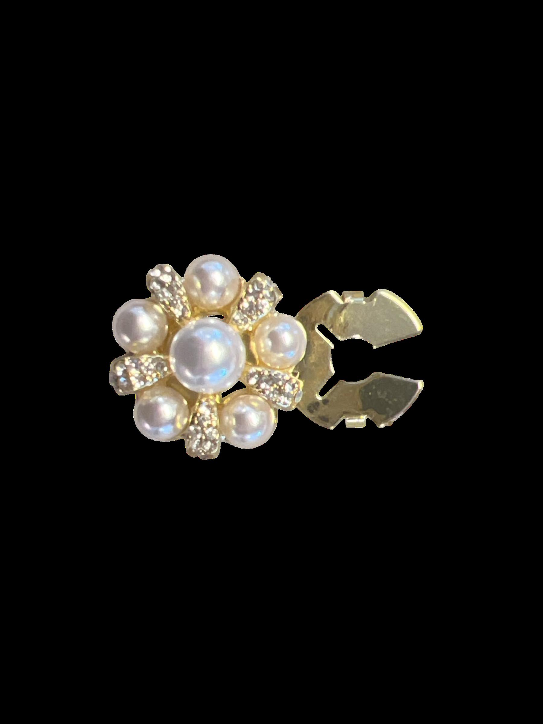 Kroneformet med hvite perler og klare steiner. Gull